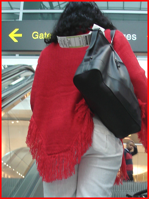 Black Goddess in white stilettos shoes -  Déesse noire en escarpins blancs et vertigineux - Aéroport de Bruxelles- 19 octobre 2008.