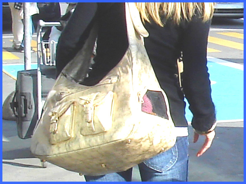 Divinité blonde en jeans et bottes à talons hauts avec boucles - Gorgeous blond Divinity in jeans and high heeled buckled boots- PET Montreal airport.