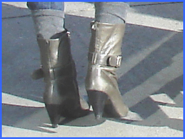 Divinité blonde en jeans et bottes à talons hauts avec boucles - Gorgeous blond Divinity in jeans and high heeled buckled boots- PET Montreal airport.