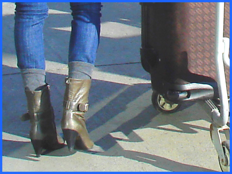 Divinité blonde en jeans et bottes à talons hauts avec boucles - Gorgeous blond Divinity in jeans and high heeled buckled boots- PET Montreal airport.