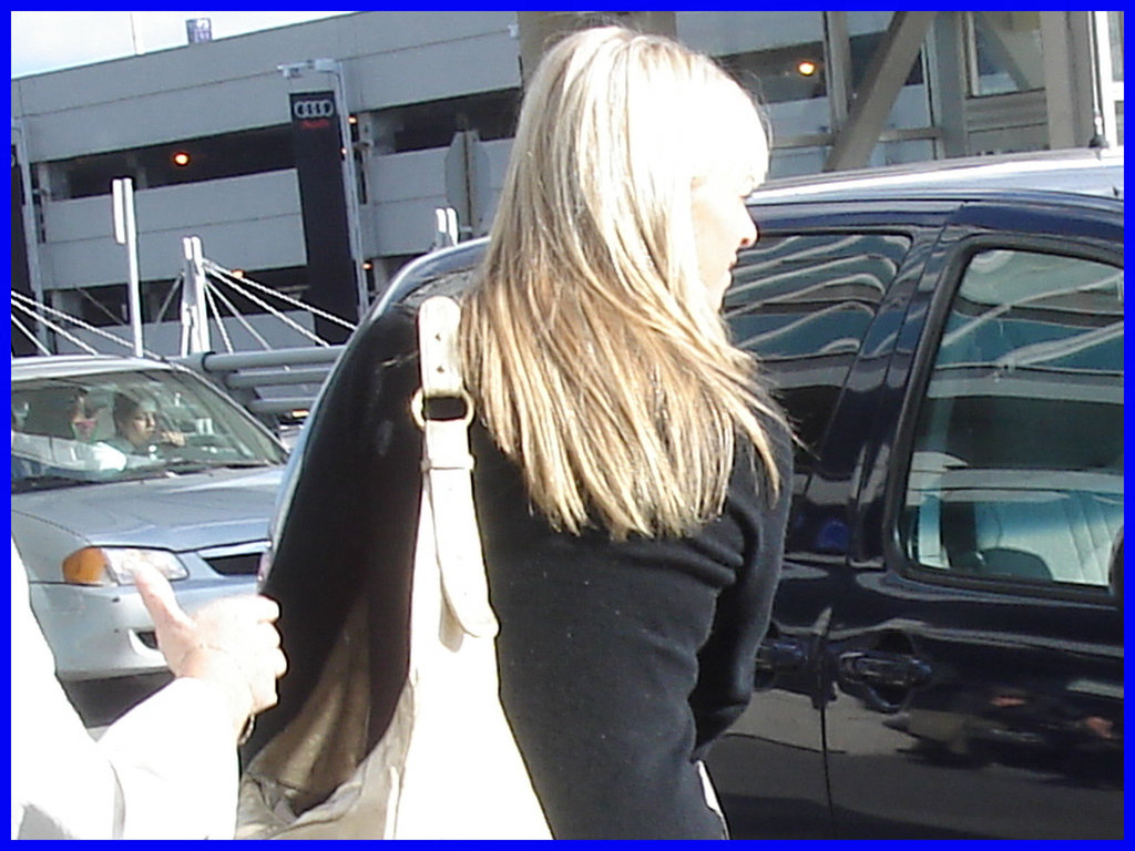 Divinité blonde en jeans et bottes à talons hauts avec boucles - Gorgeous blond Divinity in jeans and high heeled buckled boots- PET Montreal airport.