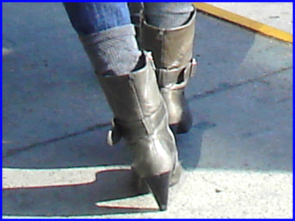 Divinité blonde en jeans et bottes à talons hauts avec boucles - Gorgeous blond Divinity in jeans and high heeled buckled boots - PET Montreal airport. 18 octobre 2008.