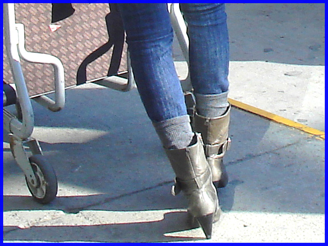 Divinité blonde en jeans et bottes à talons hauts avec boucles - Gorgeous blond Divinity in jeans and high heeled buckled boots- PET Montreal airport.