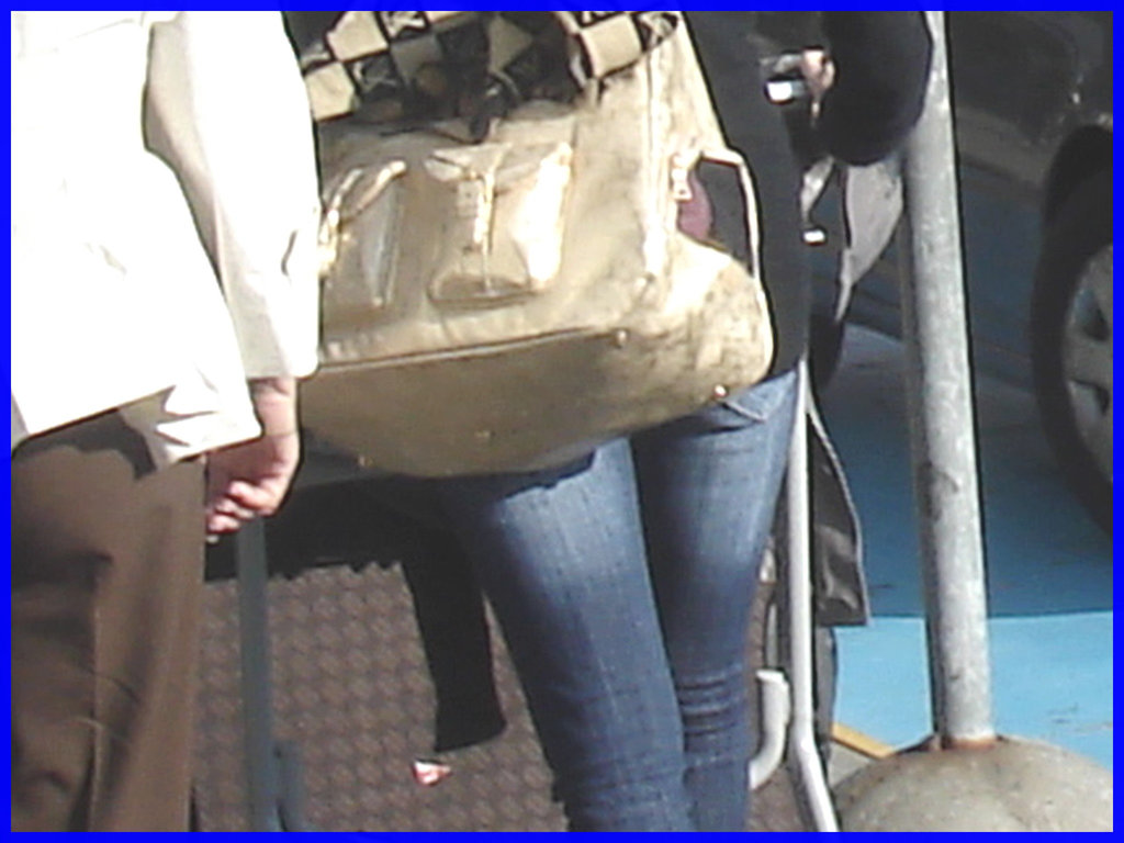 Divinité blonde en jeans et bottes à talons hauts avec boucles - Gorgeous blond Divinity in jeans and high heeled buckled boots- PET Montreal airport.