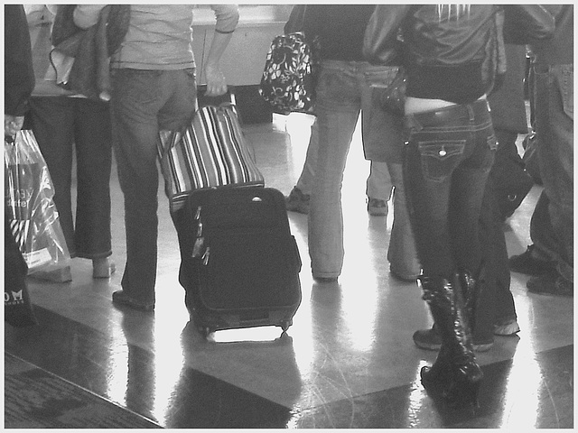 Dame du bel âge avec un sac multicolore et autres attraits - Mature on flats with a multicoloured carry-on luggage- PET Montreal airport.
