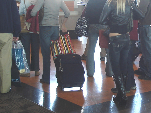 Dame du bel âge avec un sac multicolore et autres attraits - Mature on flats with a multicoloured carry-on luggage- PET Montreal airport.