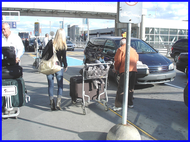 Divinité blonde en jeans et bottes à talons hauts avec boucles - Gorgeous blond Divinity in jeans and high heeled buckled boots- PET Montreal airport.