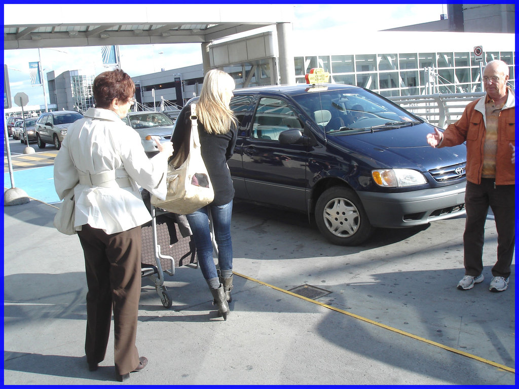Divinité blonde en jeans et bottes à talons hauts avec boucles - Gorgeous blond Divinity in jeans and high heeled buckled boots- PET Montreal airport.