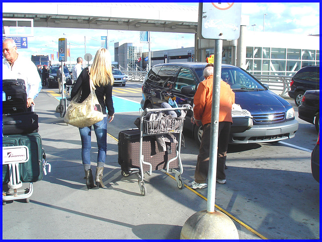 Divinité blonde en jeans et bottes à talons hauts avec boucles - Gorgeous blond Divinity in jeans and high heeled buckled boots- PET Montreal airport.