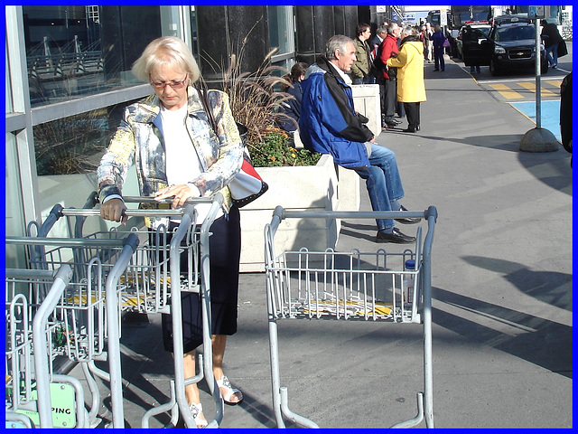 Blond mature in white sexy strappy sandals / Dame blonde du bel âge en sandales blanches à courroies - Aéroport de Montréal. 18 octobre 2008.