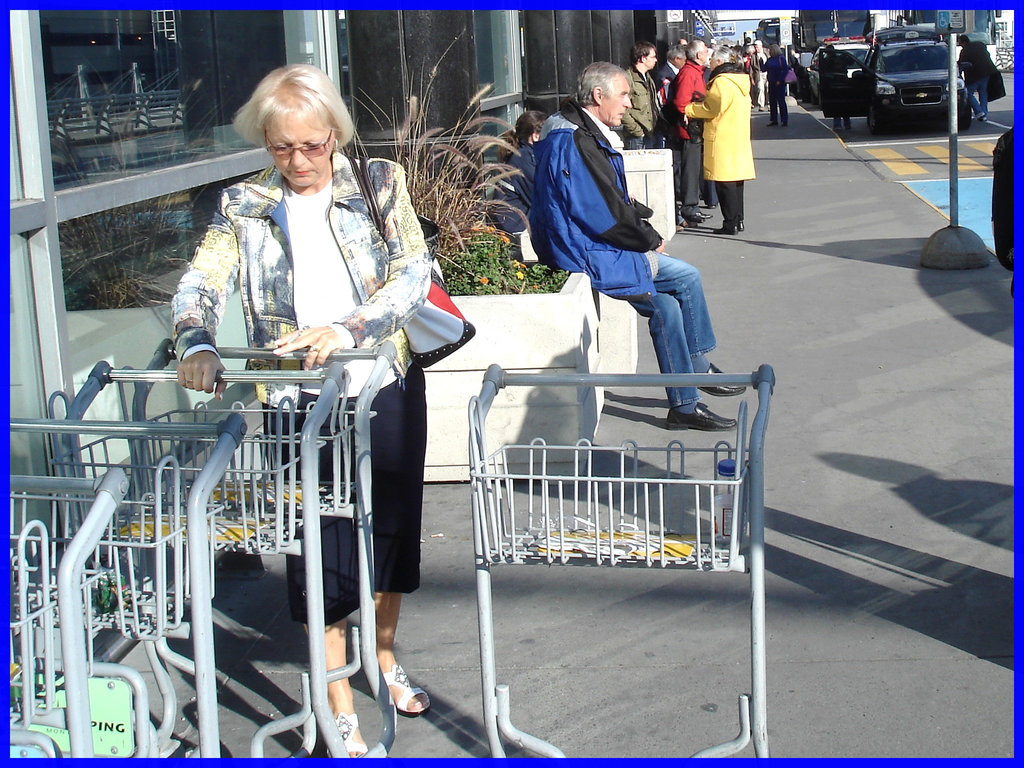 Blond mature in white sexy strappy sandals / Dame blonde du bel âge en sandales blanches à courroies - Aéroport de Montréal. 18 octobre 2008.