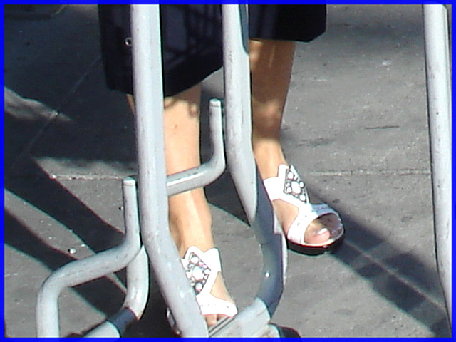 Blond mature in white sexy strappy sandals / Dame blonde du bel âge en sandales blanches à courroies - Aéroport de Montréal. 18 octobre 2008.