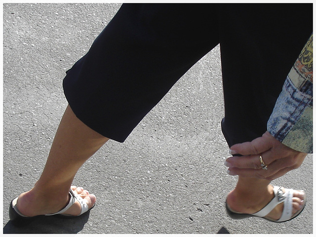 Blond mature in white sexy strappy sandals-  Dame blonde du bel âge en sandales blanches à courroies -  Aéroport de Montréal.