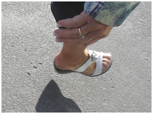 Blond mature in white sexy strappy sandals-  Dame blonde du bel âge en sandales blanches à courroies -  Aéroport de Montréal.