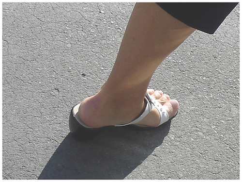 Blond mature in white sexy strappy sandals-  Dame blonde du bel âge en sandales blanches à courroies -  Aéroport de Montréal.