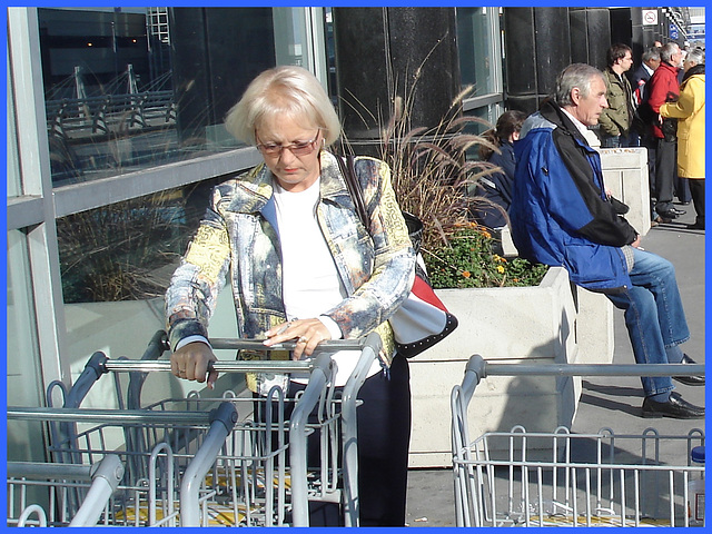 Blond mature in white sexy strappy sandals-  Dame blonde du bel âge en sandales blanches à courroies -  Aéroport de Montréal.