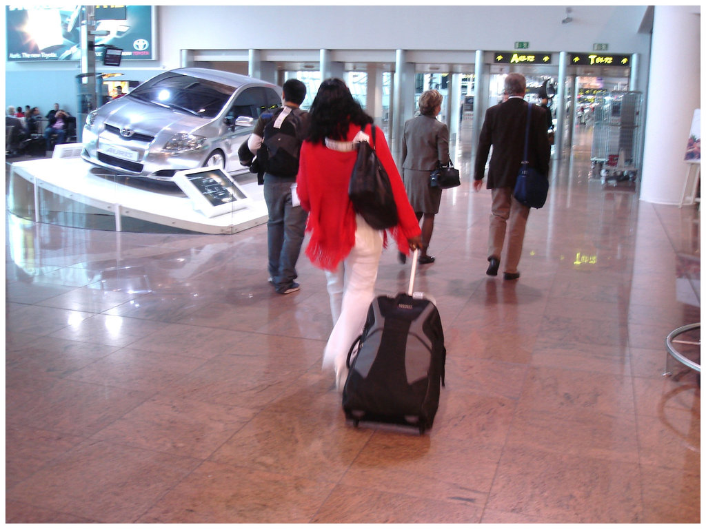 Black Goddess in white stilettos shoes -  Déesse noire en escarpins blancs et vertigineux - Aéroport de Bruxelles- 19 octobre 2008.