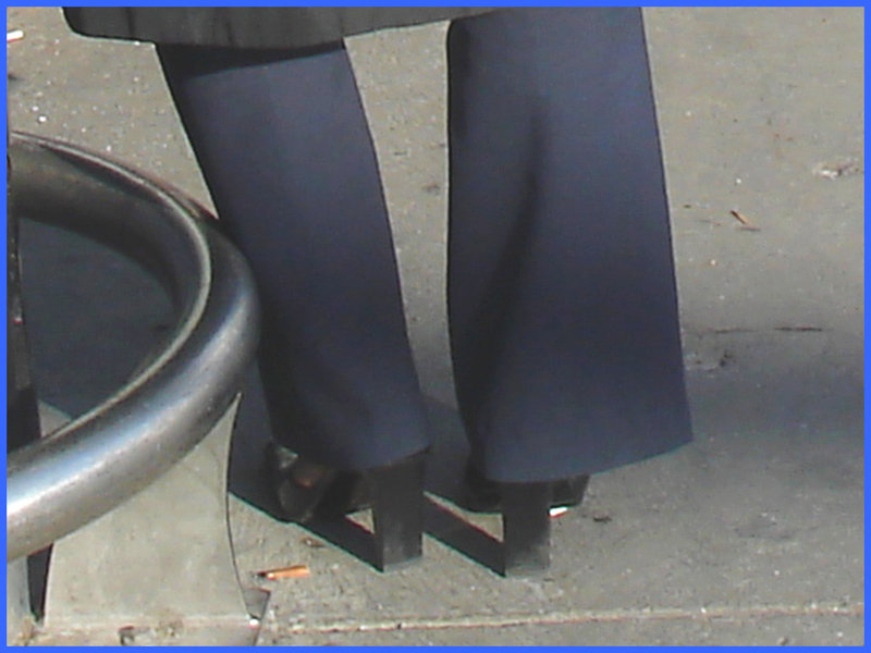 Hôtesse de l'air blonde / Blonde flight attendant - Talons couperet et mégot - Chopper heels and fag end - Aéroport de Montréal. 18 octobre 2008.