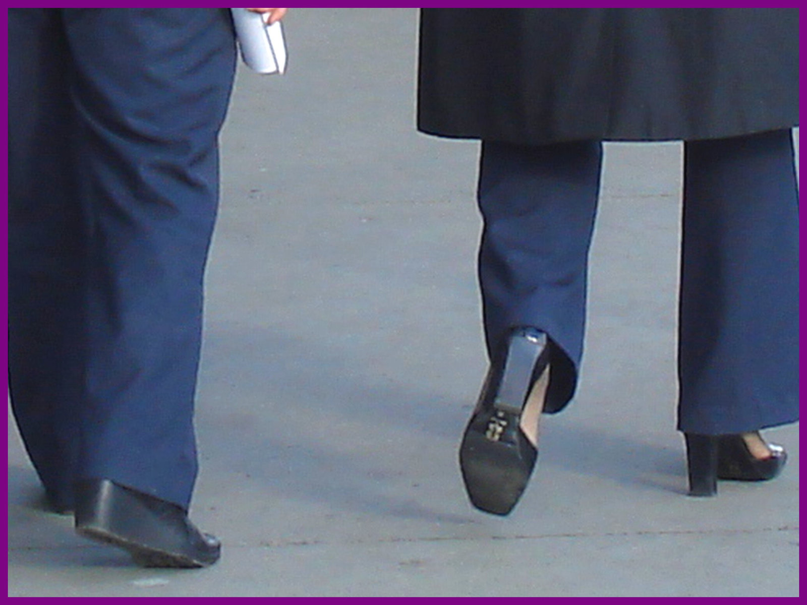 High heeled flight attendants on flats -  Deux charmantes hôtesses de l'air-  Montreal airport. 18 octobre 2008.