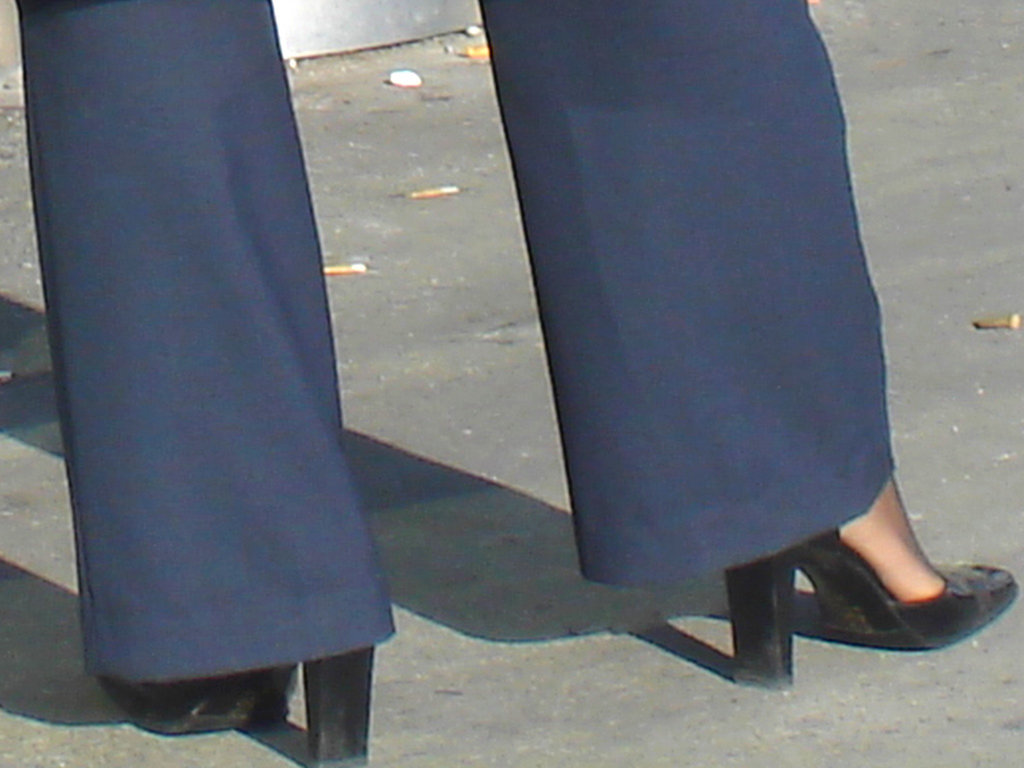 Blonde flight attendant / Hôtesse de l'air blonde - Pose conquérante en talons hauts - Conquering pose in high heels - Aéroport de Montréal. 18 octobre 2008.