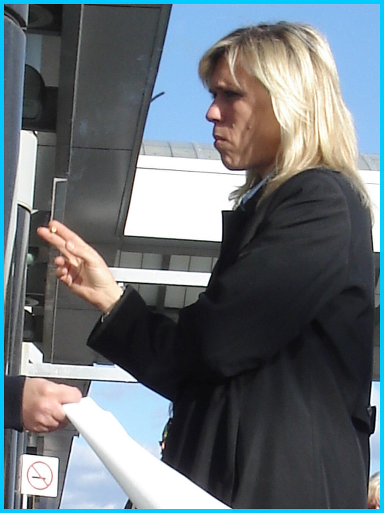 Hôtesse de l'air avec cigarette en main - Flight attendant with a cigarette in hand