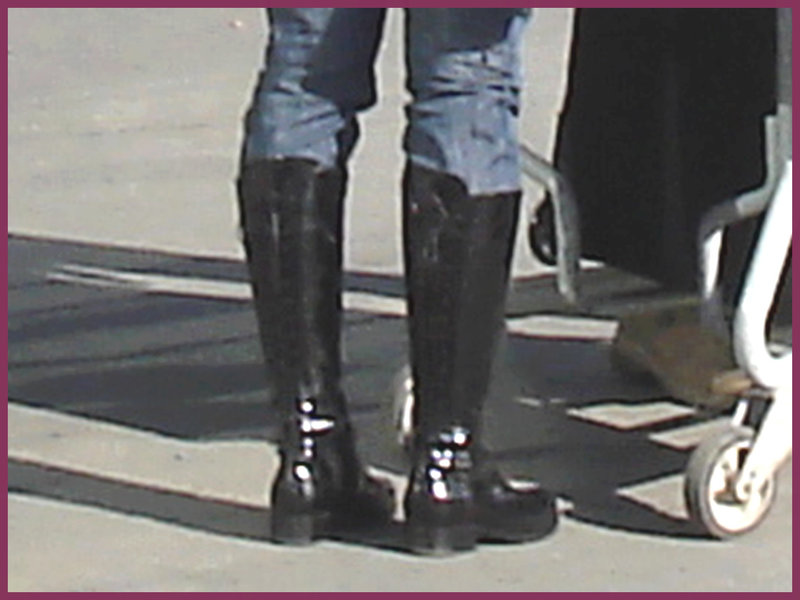Dame du bel Âge en Bottes SS et manteau de cuir- Mature Lady in SS jackboots style and short leather coat- Montreal airport- October 18th 2008