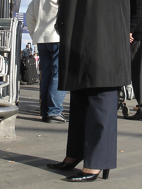Hôtesse de l'air blonde / Blonde flight attendant - Aéroport de Montréal -  Pose talons hauts et pause cigarette-  High-heeled pose and cigarette breaktime.