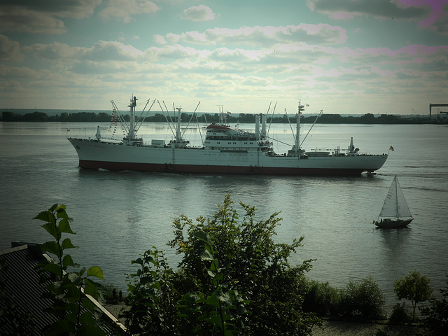 CAP SAN DIEGO auf der Elbe