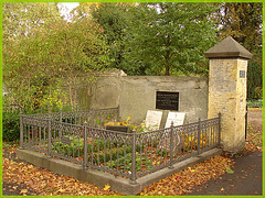 Cimetière de Copenhague- Copenhagen cemetery- 20 octobre 2008-Entre le L et le E. Between the L and the E letter.