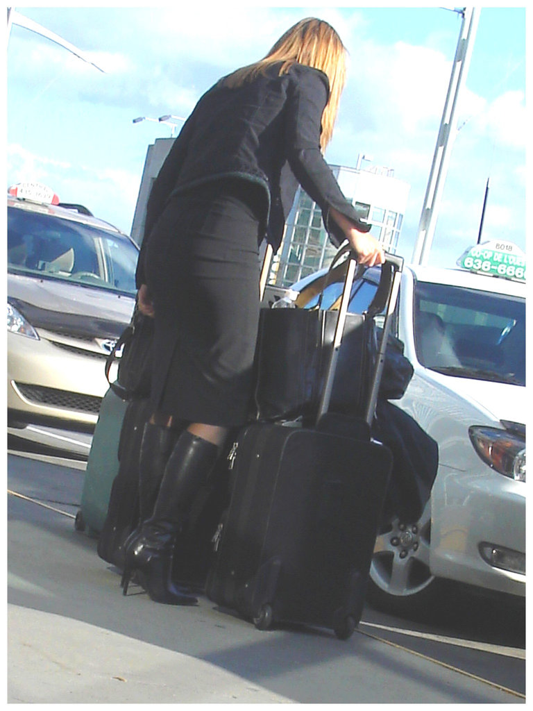 Très séduisante Dame mature en Bottes de Dominatrice - Mature Lady in tremendous Dominatrix Boots- PET Montreal airport