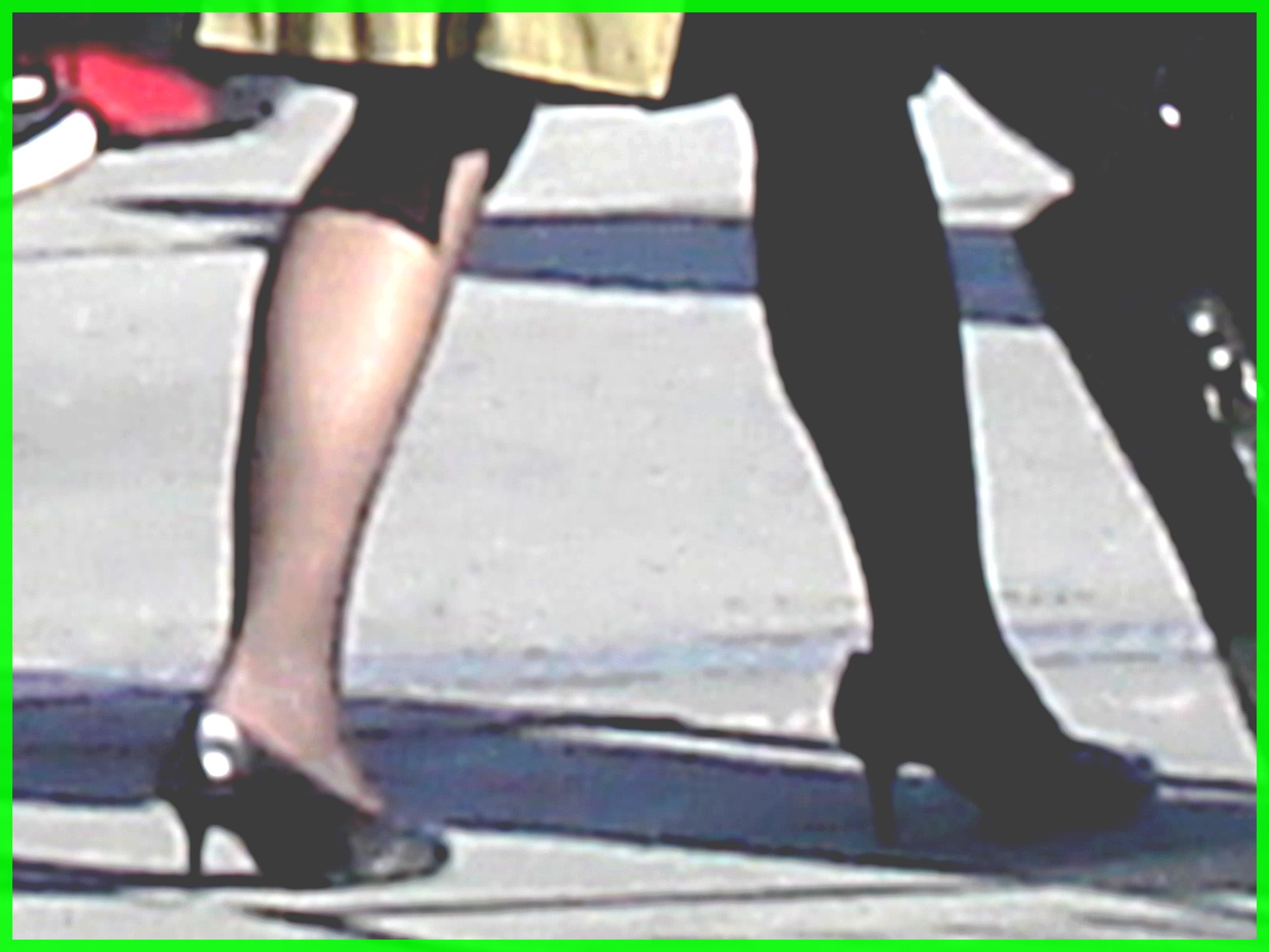 Belle rousse en talons hauts avec des jambes de Déesse - Redhead Lady in high heels with hot calves- Montreal PET Airport - Aéroport de Montréal.