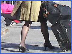 Belle rousse en talons hauts avec des jambes de Déesse - Redhead Lady in high heels with hot calves- Montreal PET Airport - Aéroport de Montréal .