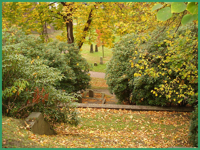 Helsingborg cemetery - Cimetière de Helsingborg-  Sweden / Suède - In between - Au milieu de la verdure. 22 octobre 2008.