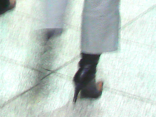 Bottes à talons aiguilles et jambe tremblante - Stiletto Boots and trembling leg -  Pet Montreal airport . - Blurry close-up.