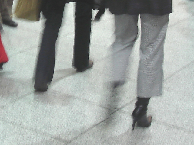 Bottes à talons aiguilles et jambe tremblante - Stiletto Boots and trembling leg -  Pet Montreal airport . 18 octobre 2008