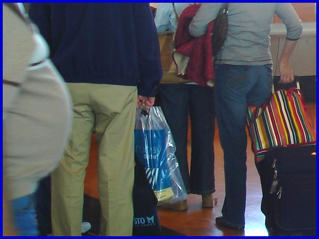 Big potbelly and mature bum -  Grosse bédaine et fesses mature- PET  Montreal airport / 18 octobre 2008