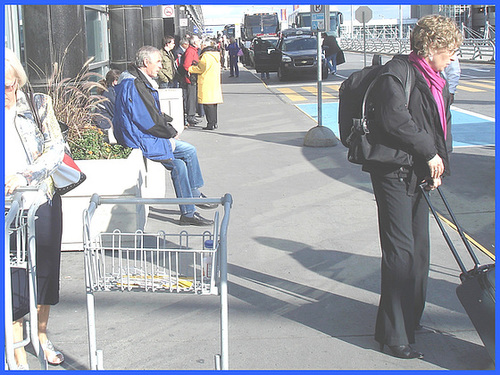 Aguichante et grande Dame mature en bottes à talons hauts - Tall ravishing mature in high-heeled Boots - PET Montreal airport.