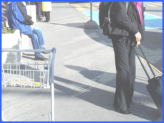 Aguichante et grande Dame mature en bottes à talons hauts - Tall ravishing mature in high-heeled Boots - PET Montreal airport.