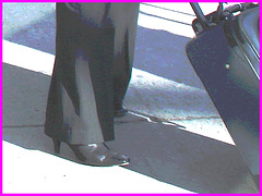 Aguichante et grande Dame mature en bottes à talons hauts - Tall ravishing mature in high-heeled Boots - PET Montreal airport.