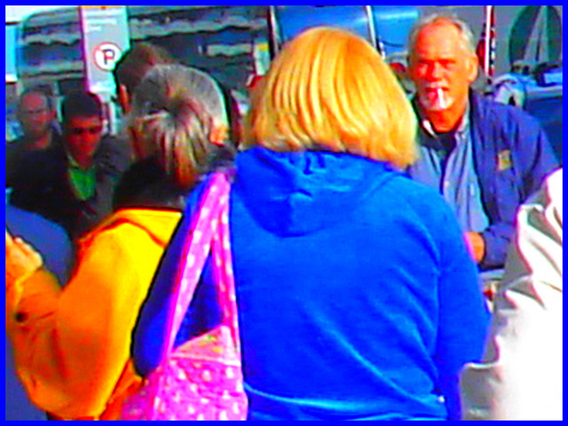 Dame blonde mature et un peu dodue tout en bleu - Blue sexy chubby blond mature Lady - PET Montreal airport / Aéroport Pierre-Elliot Trudeau de Montréal /  Couleurs ravivées.