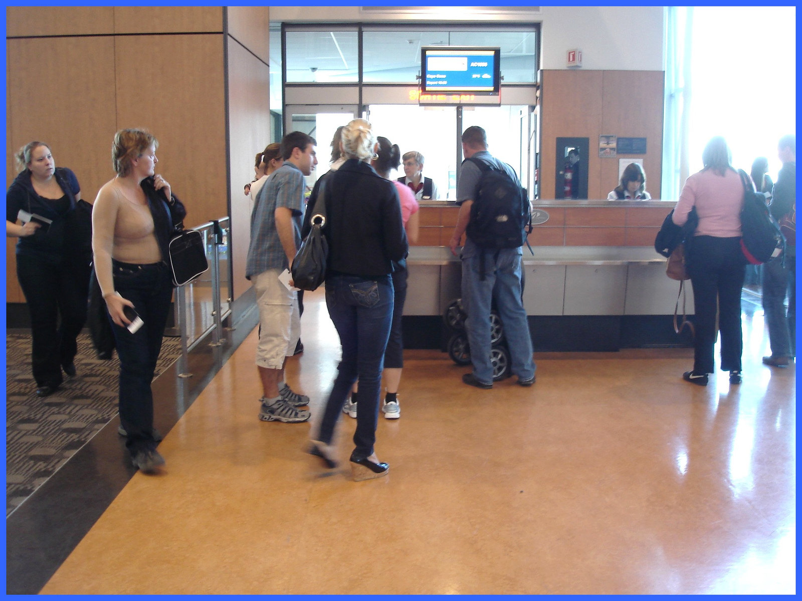 Blonde in wedges - Blonde en talons hauts - PET Montreal airport. 18/10/2008