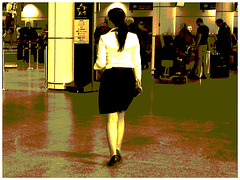 Pony tail Lady in black pumps with sexy legs - Déesse aéroportuaire en escarpins noirs - Pet Montreal airport. 18 octobre 2008