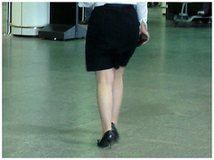 Pony tail Lady in black pumps with sexy legs - Déesse aéroportuaire en escarpins noirs - Pet Montreal airport. 18 octobre 2008.