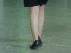 Pony tail Lady in black pumps with sexy legs - Déesse aéroportuaire en escarpins noirs - Pet Montreal airport. 18 octobre 2008.