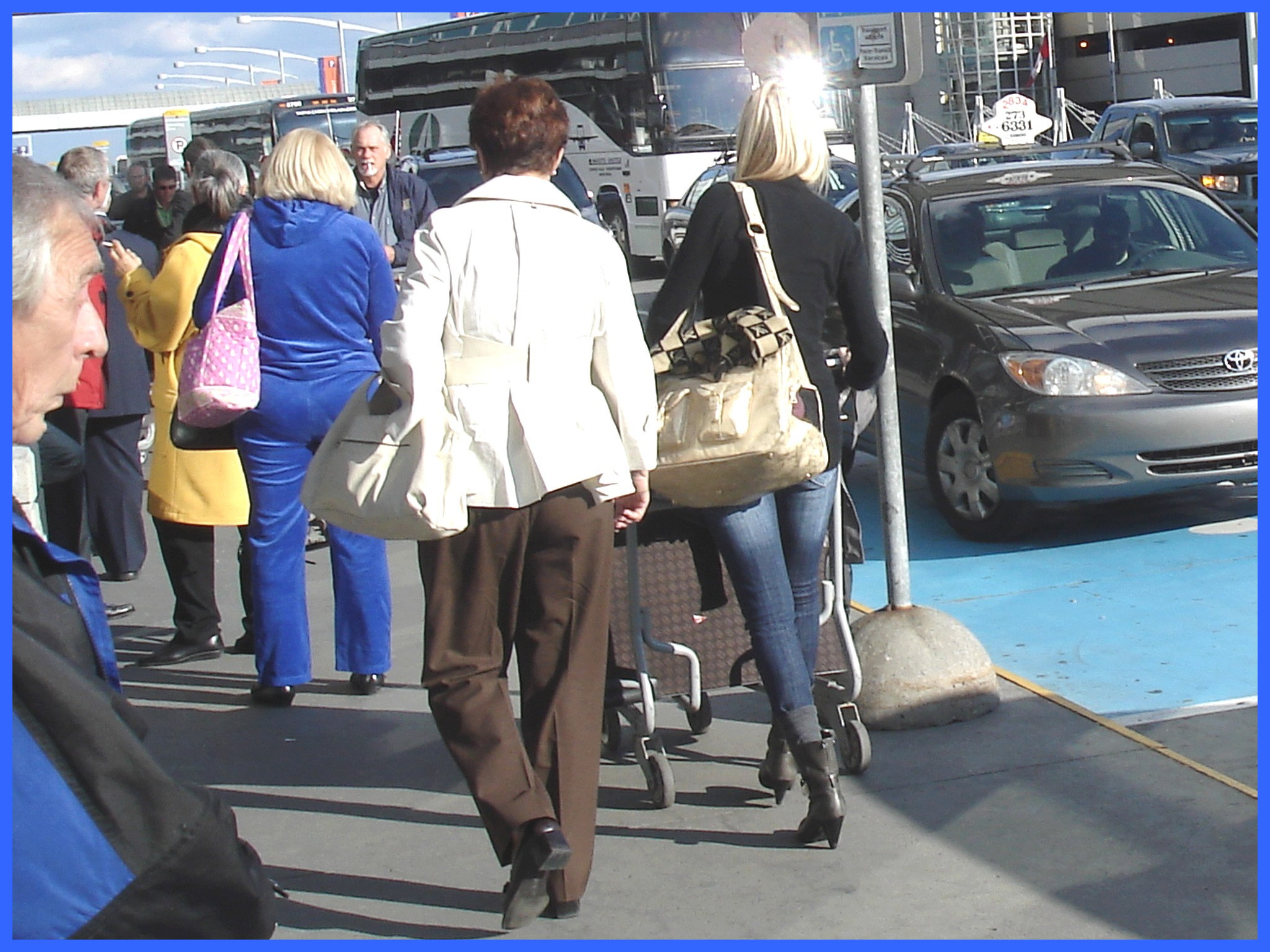 Mature in long pants and chunky heels - Mature en souliers à gros talons carrés