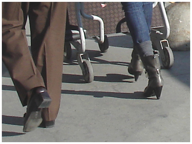 Mature in long pants and chunky heels / Dame mature en souliers à gros talons carrés