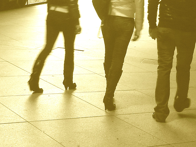 14h32 young pony tail duo in high-heeled boots - Jeunes blondes Danoises en bottes à talons hauts -  Aéroport  Kastrup de Copenhague /  20-10-08 -  Sepia