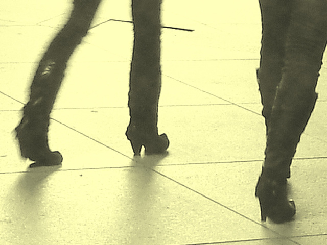 14h32 young pony tail duo in high-heeled boots - Jeunes blondes Danoises en bottes à talons hauts -  Aéroport  Kastrup de Copenhague /  20-10-08-  Vintage / En photo ancienne