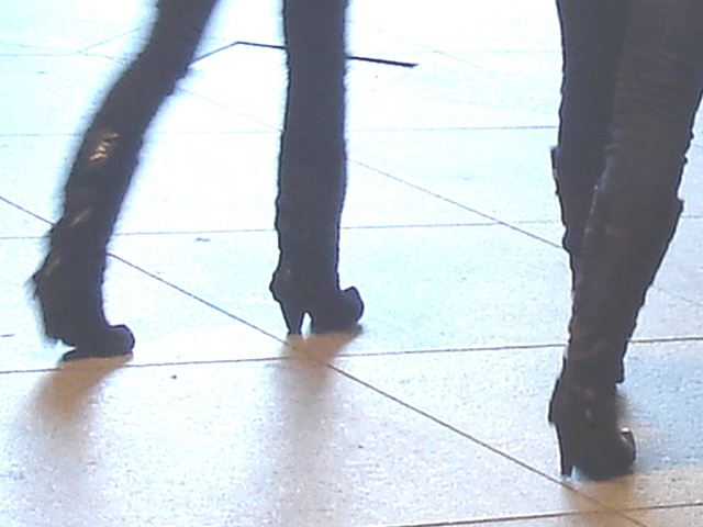 14h32 young pony tail duo in high-heeled boots - Jeunes blondes Danoises en bottes à talons hauts -  Aéroport  Kastrup de Copenhague /  20-10-08