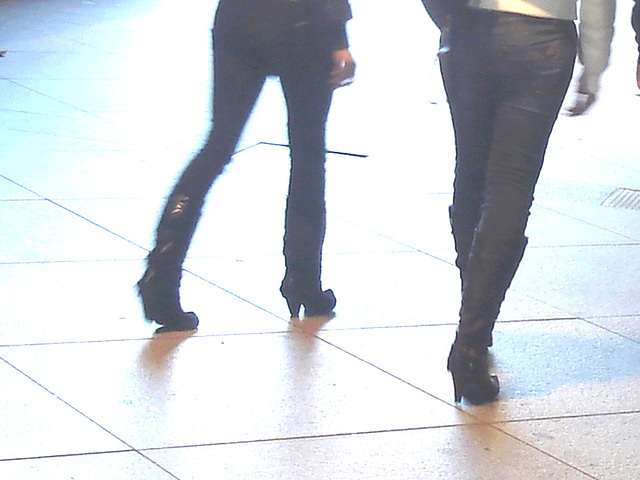 14h32 young pony tail duo in high-heeled boots - Jeunes blondes Danoises en bottes à talons hauts -  Aéroport  Kastrup de Copenhague /  20-10-08